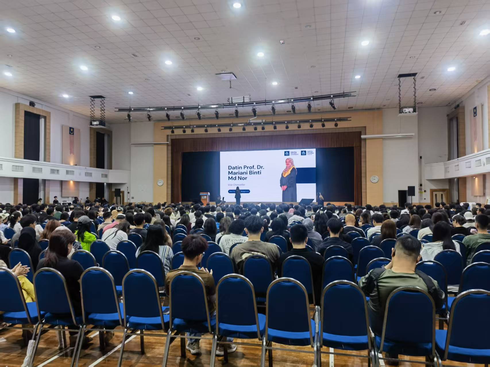 世纪大学迎新会